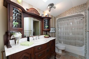 Quarto casal luxo (2010) | Banheiro | Produtos de toalete grátis, secador de cabelo, roupões de banho 