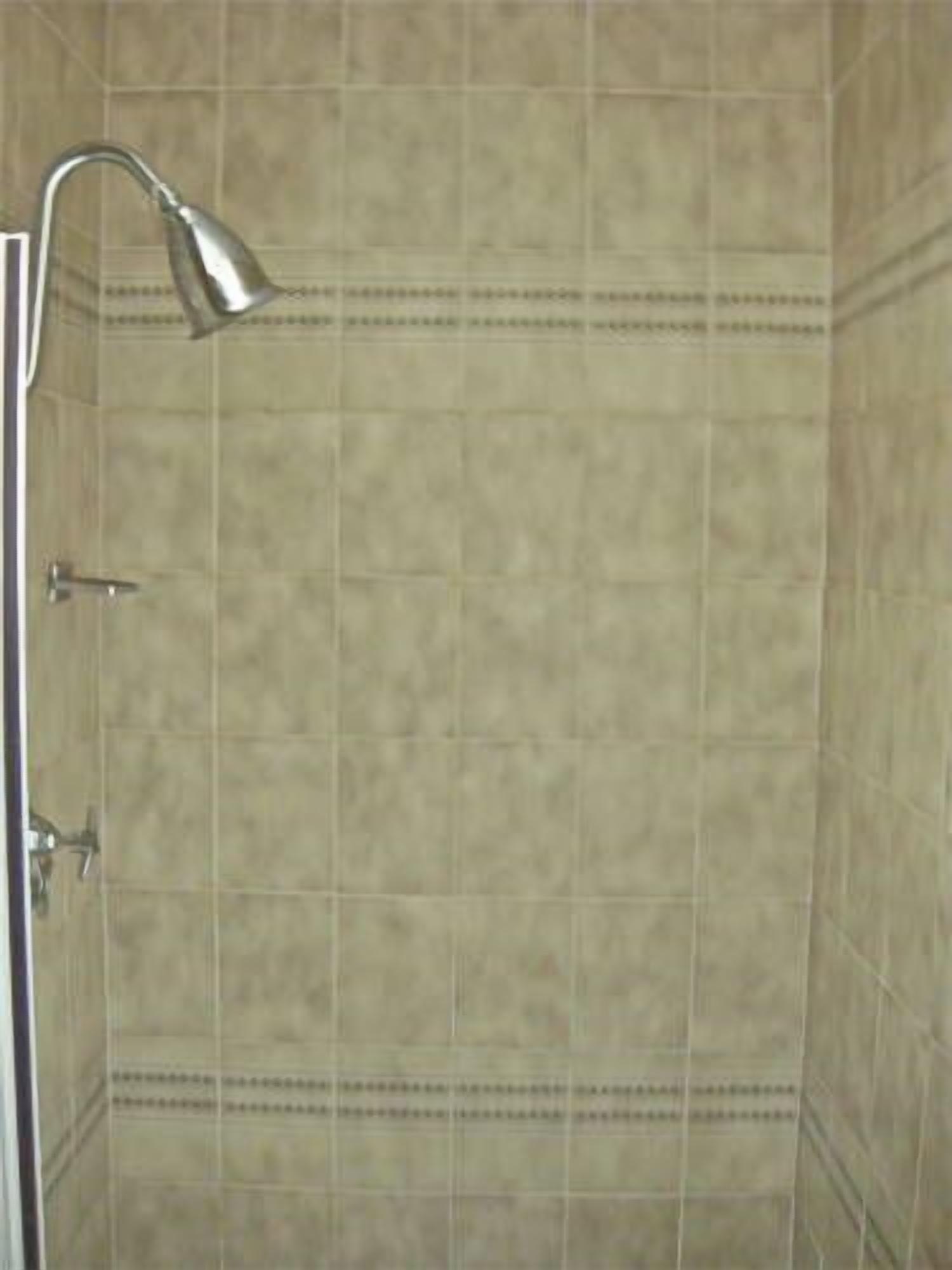 Bañera con ducha, toallas