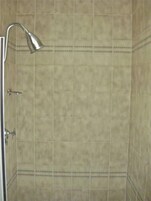 Combined shower/tub, towels