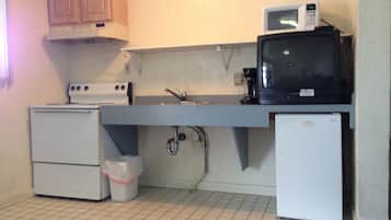 Suite, 2 habitaciones, cocineta | Cocineta privada | Refrigerador, microondas, cafetera y tetera y tetera eléctrica