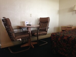 Room, 1 Queen Bed | Living area | Flat-screen TV - The Hub Motel (Redmond)