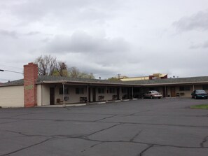 Property grounds - The Hub Motel (Redmond)