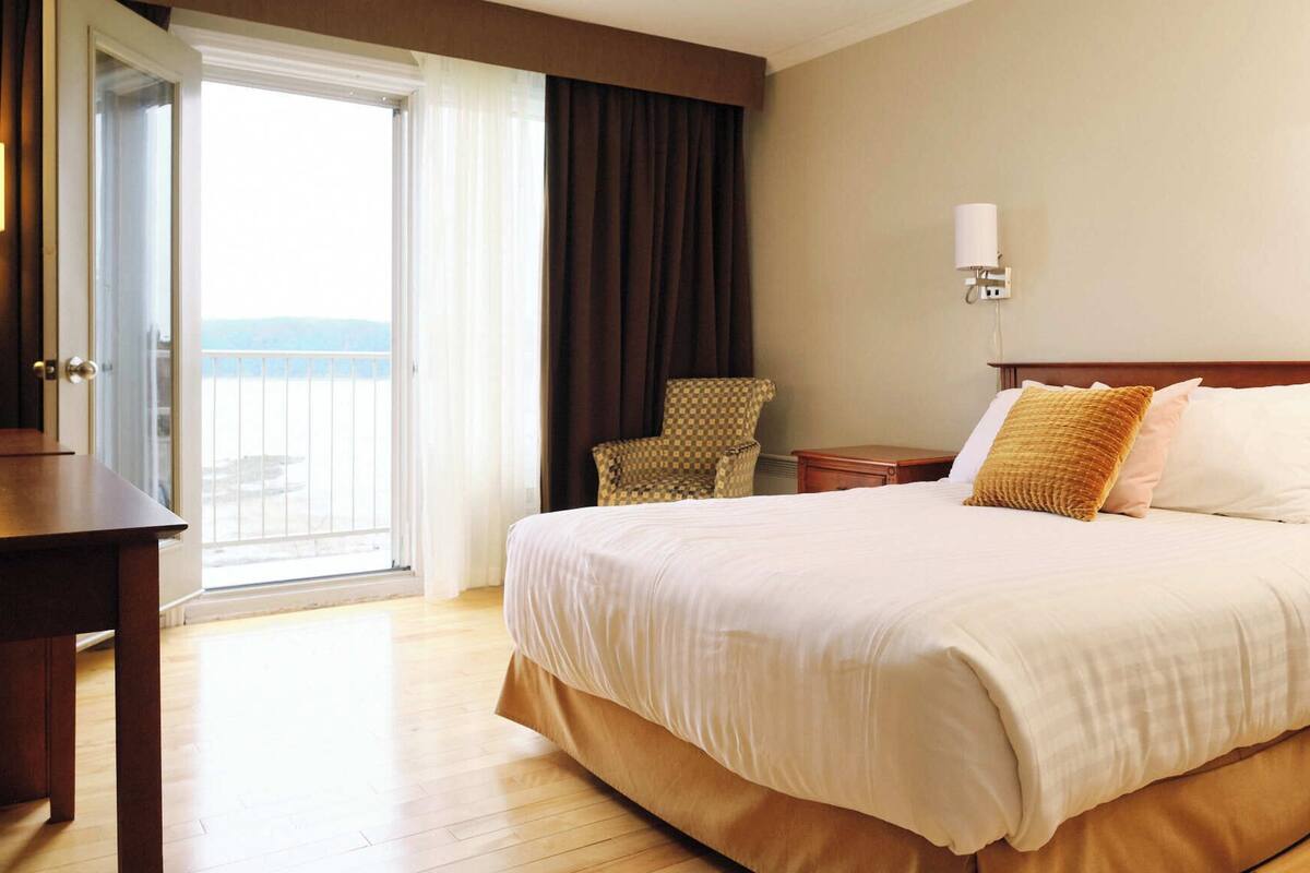 Chambre Classique, 1 grand lit, vue baie