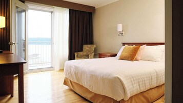 经典客房, 1 张大床, 海湾景观 | 办公桌、遮光窗帘、熨斗/熨衣板、免费 WiFi