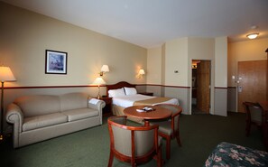 Superior-huone, 1 keskisuuri parisänky ja vuodesohva, näköala lahdelle | Työpöytä, pimennysverhot, silitysrauta/-lauta, ilmainen Wi-Fi