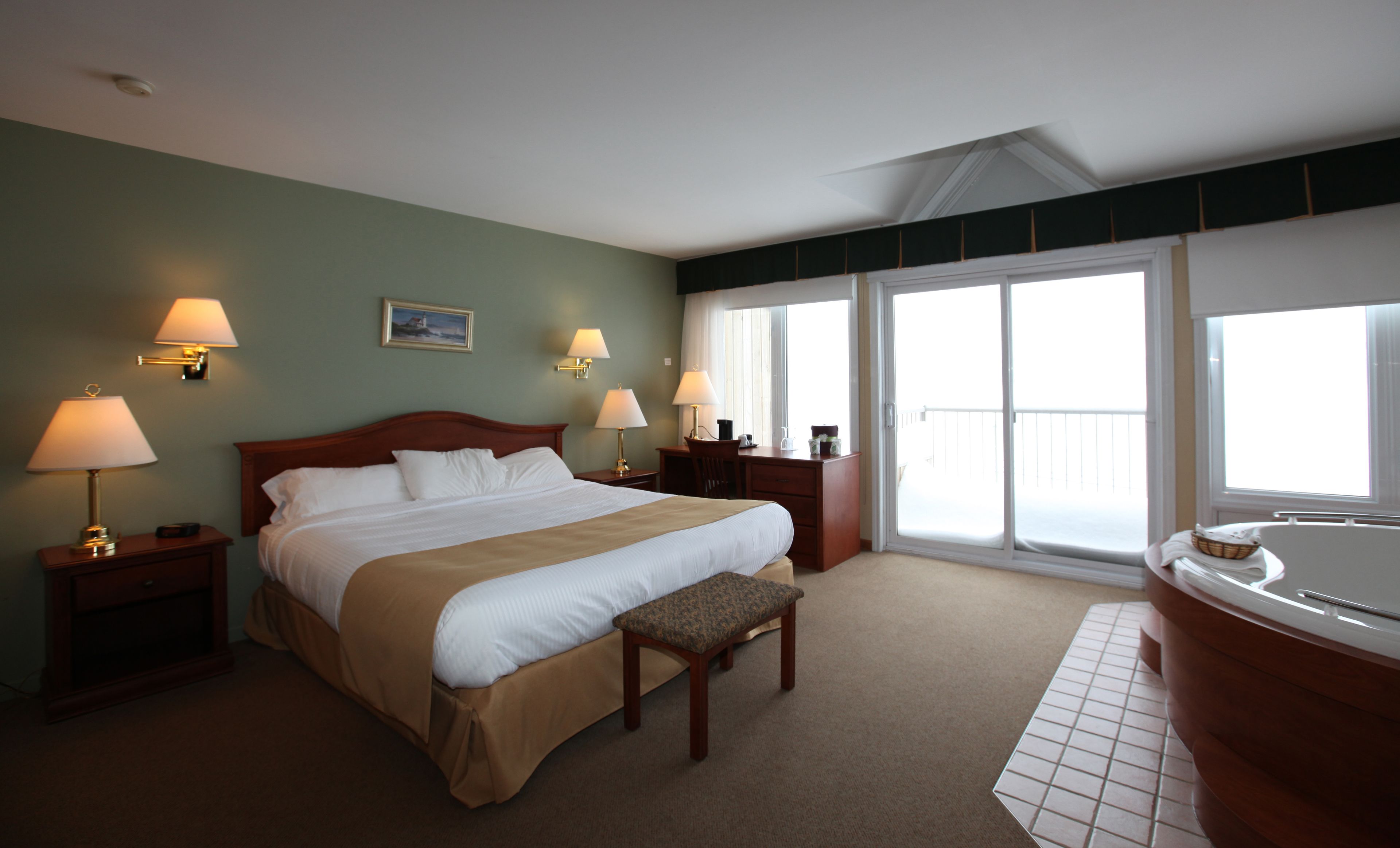 Suite clásica, 1 cama King size, vista a la bahía | Escritorio, cortinas blackout y tabla de planchar con plancha 