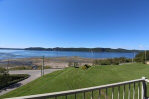 Suite Signature, 1 très grand lit, vue baie | Vue sur l’eau