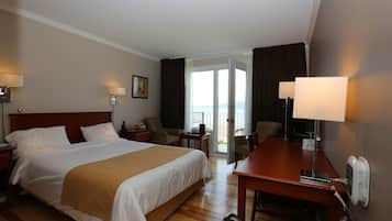 Classic Room, 1 Queen Bed (Forest view) | Desk, blackout curtains, iron/ironing board, free WiFi