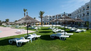 Outdoor pool, pool umbrellas, pool loungers - Neptunia Beach (Monastir)