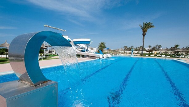 Outdoor pool, pool umbrellas, pool loungers - Neptunia Beach (Monastir)