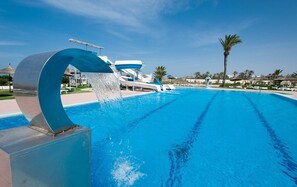 室外泳池；泳池傘、躺椅