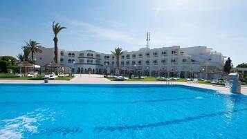 حمّام سباحة خارجي، مظلات على حمّام السباحة، مقاعد للتشمس