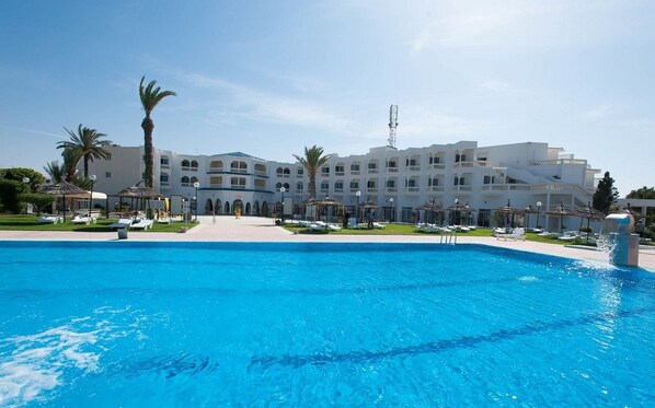 室外泳池；泳池傘、躺椅