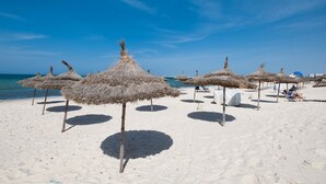 Private beach, sun-loungers, beach umbrellas, beach bar - Neptunia Beach (Monastir)