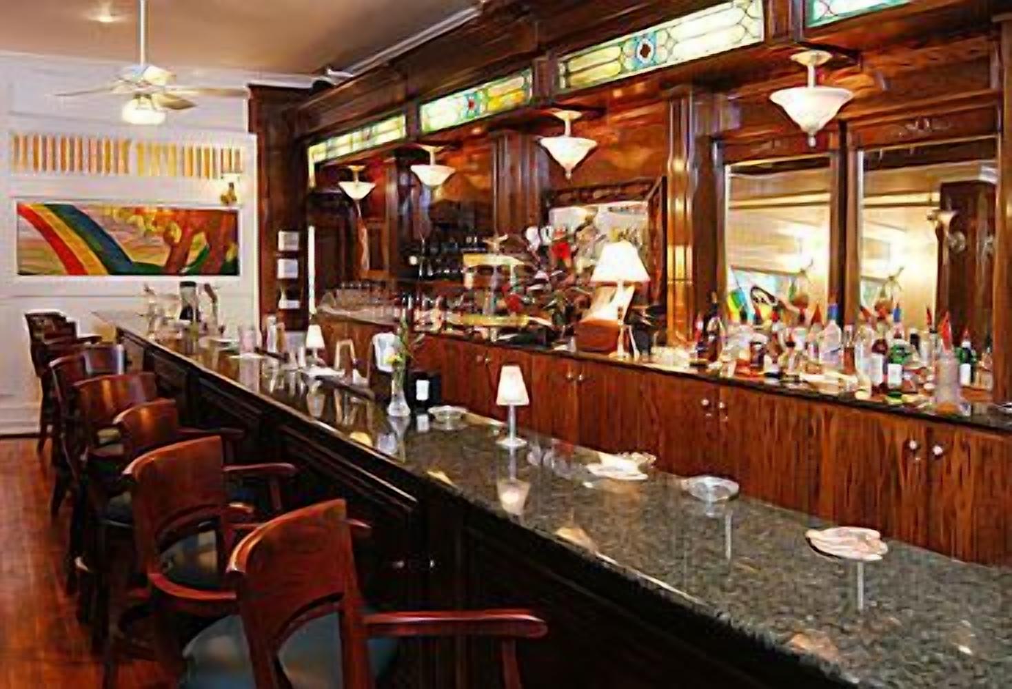 al fresco dining, serves dinner