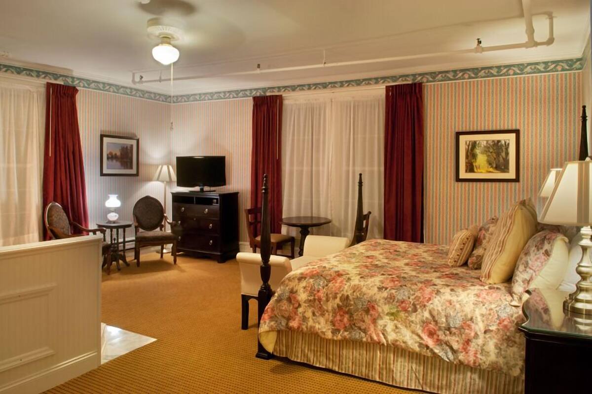 Honeymoon Suite, 1 Katil Raja (King), Jetted Tub | Peralatan tempat tidur premium, seterika/papan seterika