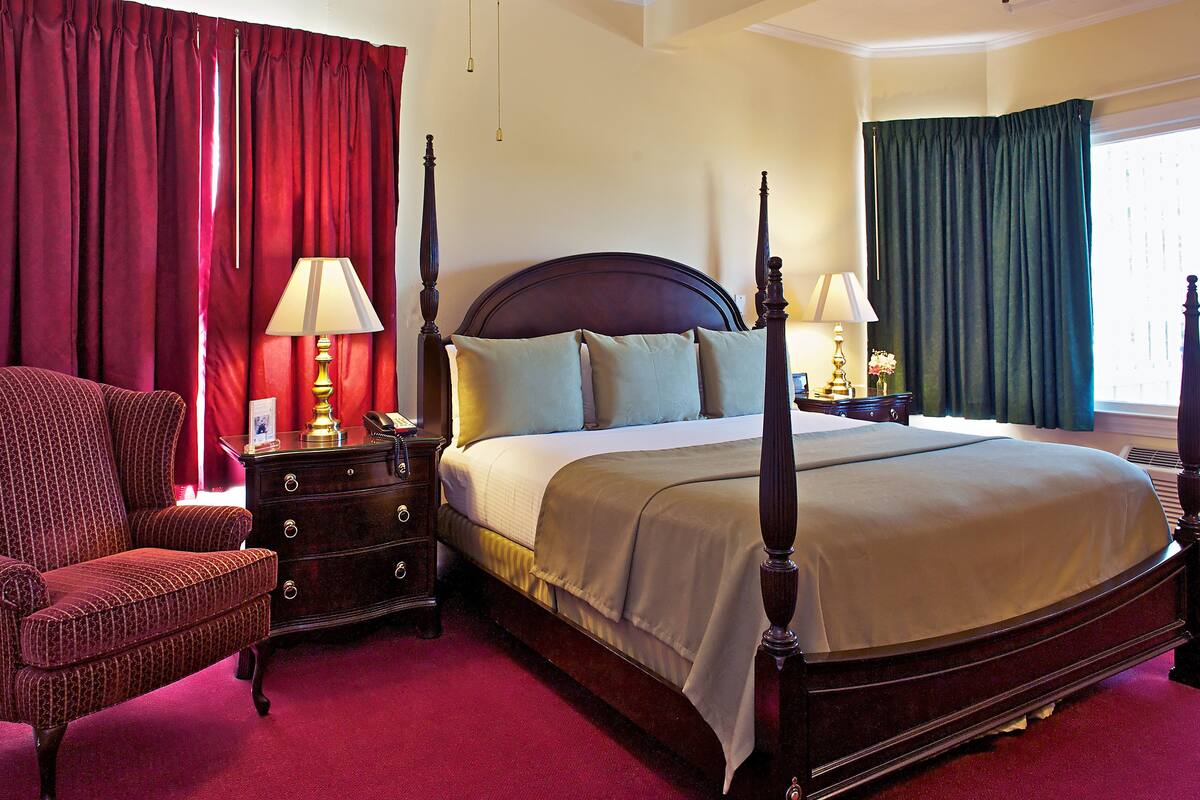 Standard Suite, 1 Katil Raja (King) dengan Katil Sofa, Balcony | Peralatan tempat tidur premium, seterika/papan seterika