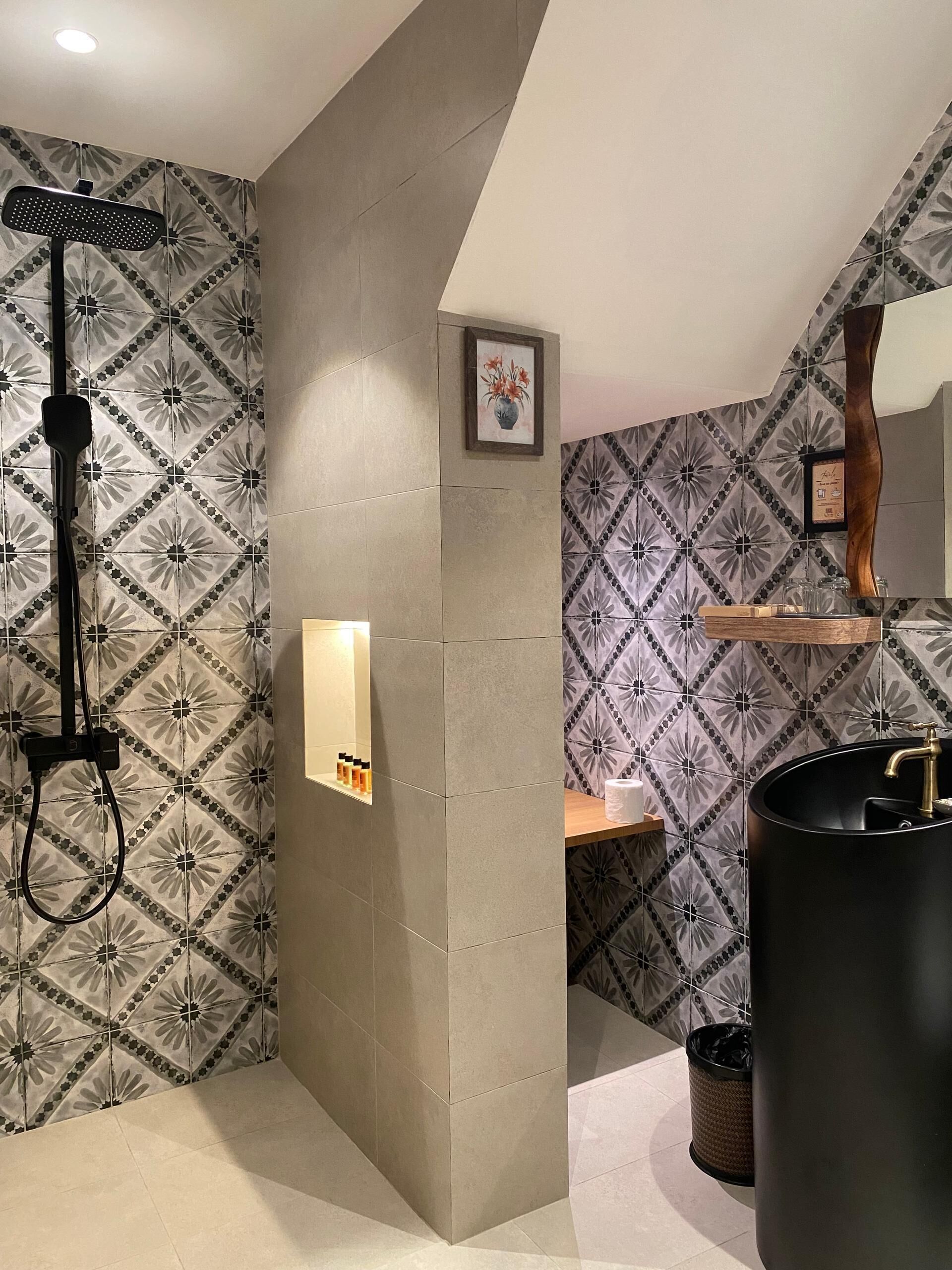 Leisure Suite  | Bathroom | Shower, rainfall showerhead, designer toiletries, hair dryer
