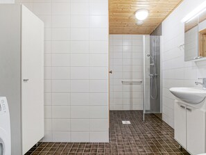 Apartamento, 2 habitaciones, sauna | Baño | Ducha, secador de pelo, bidé y toallas