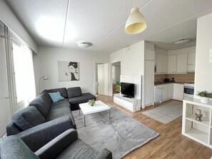 Apartment, 2 Schlafzimmer, Sauna | Wohnbereich | Flachbildfernseher
