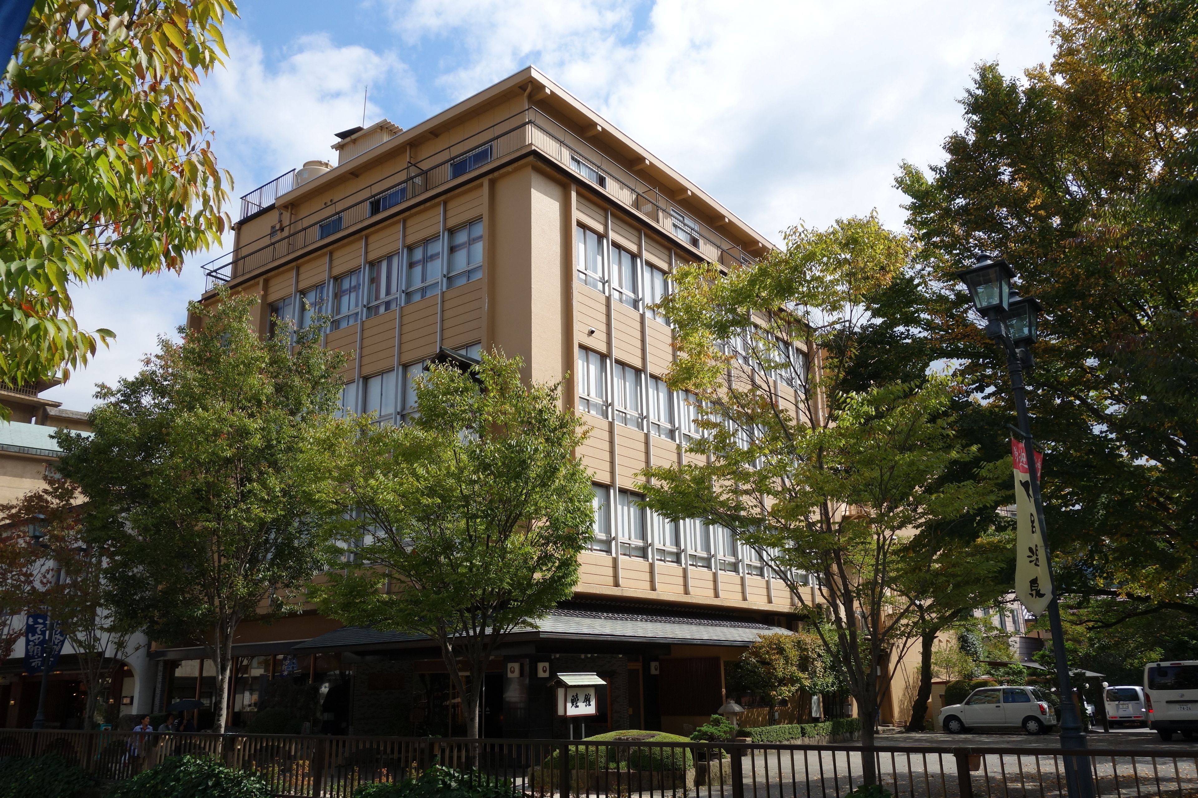 Un edificio de varios pisos con techo plano y ventanas amplias.