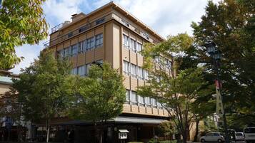 Un edificio de varios pisos con techo plano y ventanas amplias.