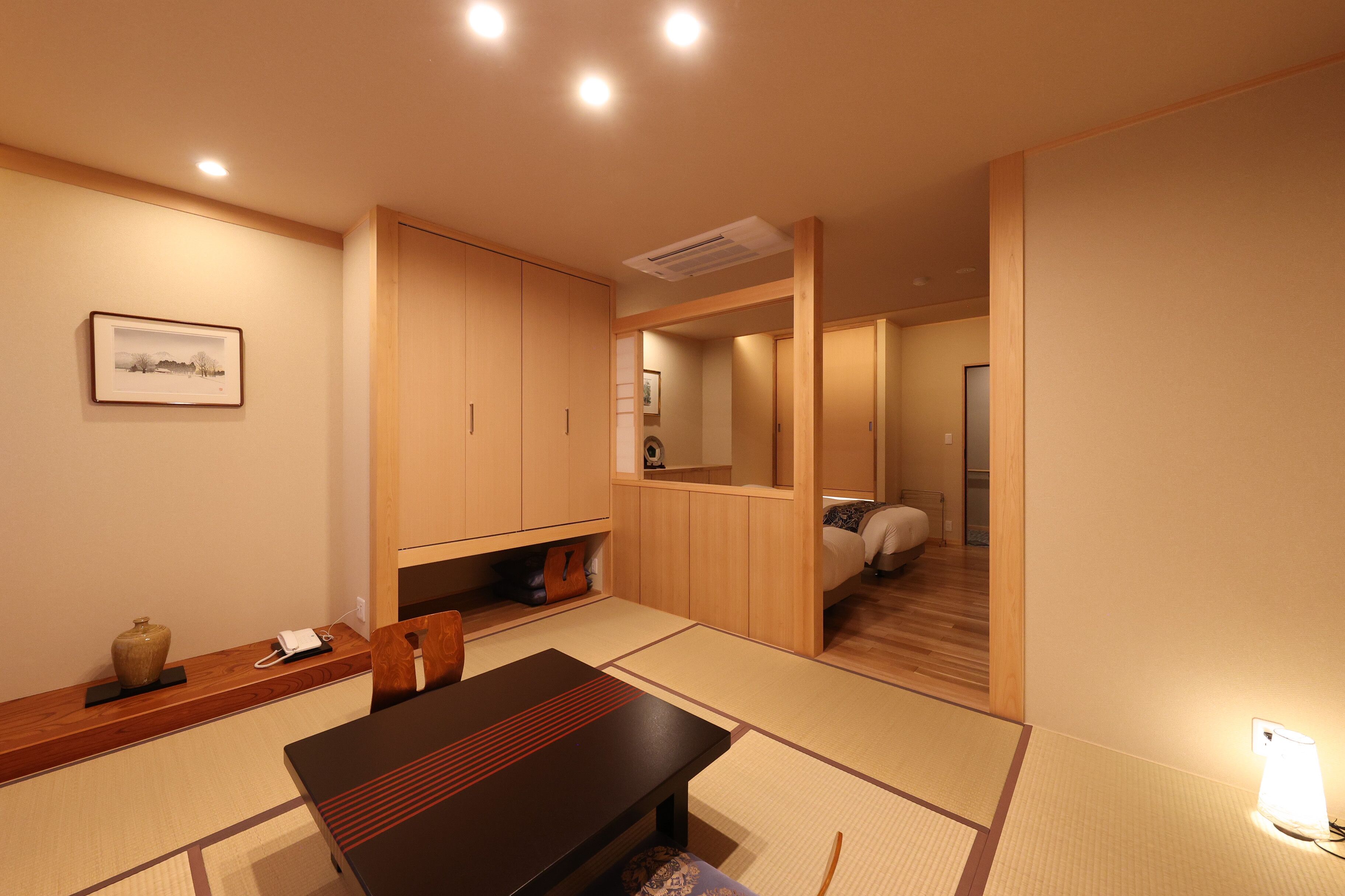 디럭스룸, 금연 (Japanese-Western room, Private bath) | 오리/거위털 이불, 미니바, 객실 내 금고, 각각 다르게 가구 비치