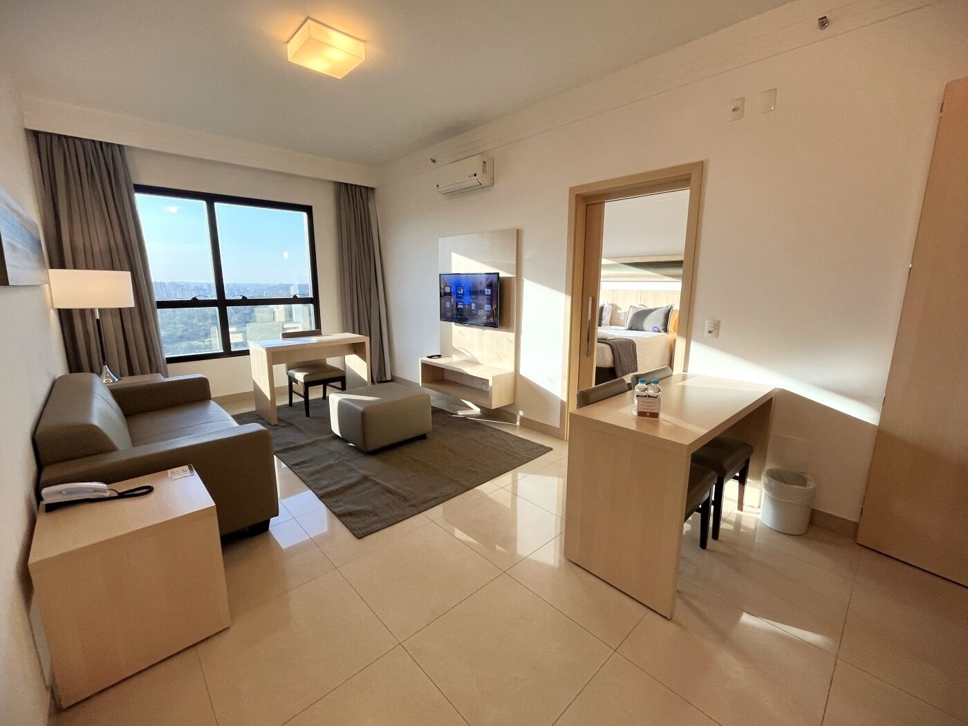 suíte super luxo triplo | living room | 42-inch led tv with digital channels