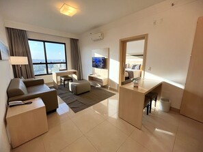 Suíte Super Luxo Triplo | Living room | 42-inch LED TV with digital channels - Mont Blanc Premium (Ribeirão Preto)