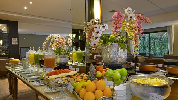 Un bufé con diversas frutas, verduras y bebidas.