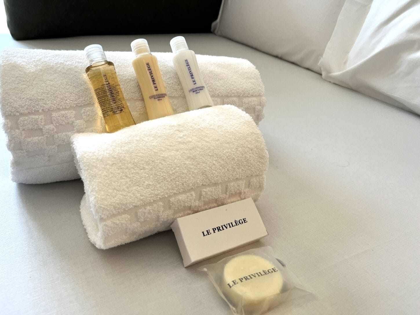 suíte premium família | bathroom amenities | free toiletries, hair dryer, bathrobes, towels
