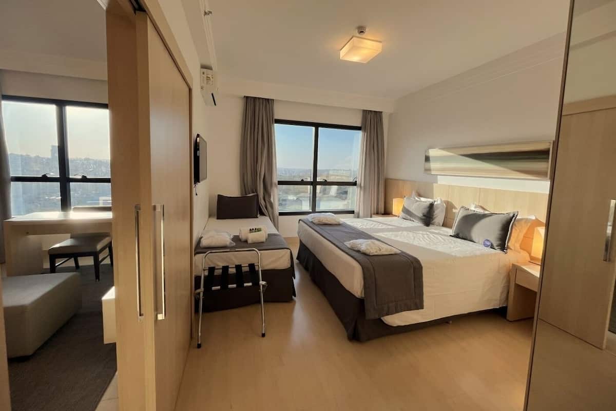 Suíte Super Luxo Triplo | 1 quarto, roupas de cama premium, frigobar, cofres nos quartos