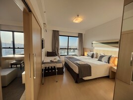 Suíte Super Luxo Triplo | 1 quarto, roupas de cama premium, frigobar, cofres nos quartos