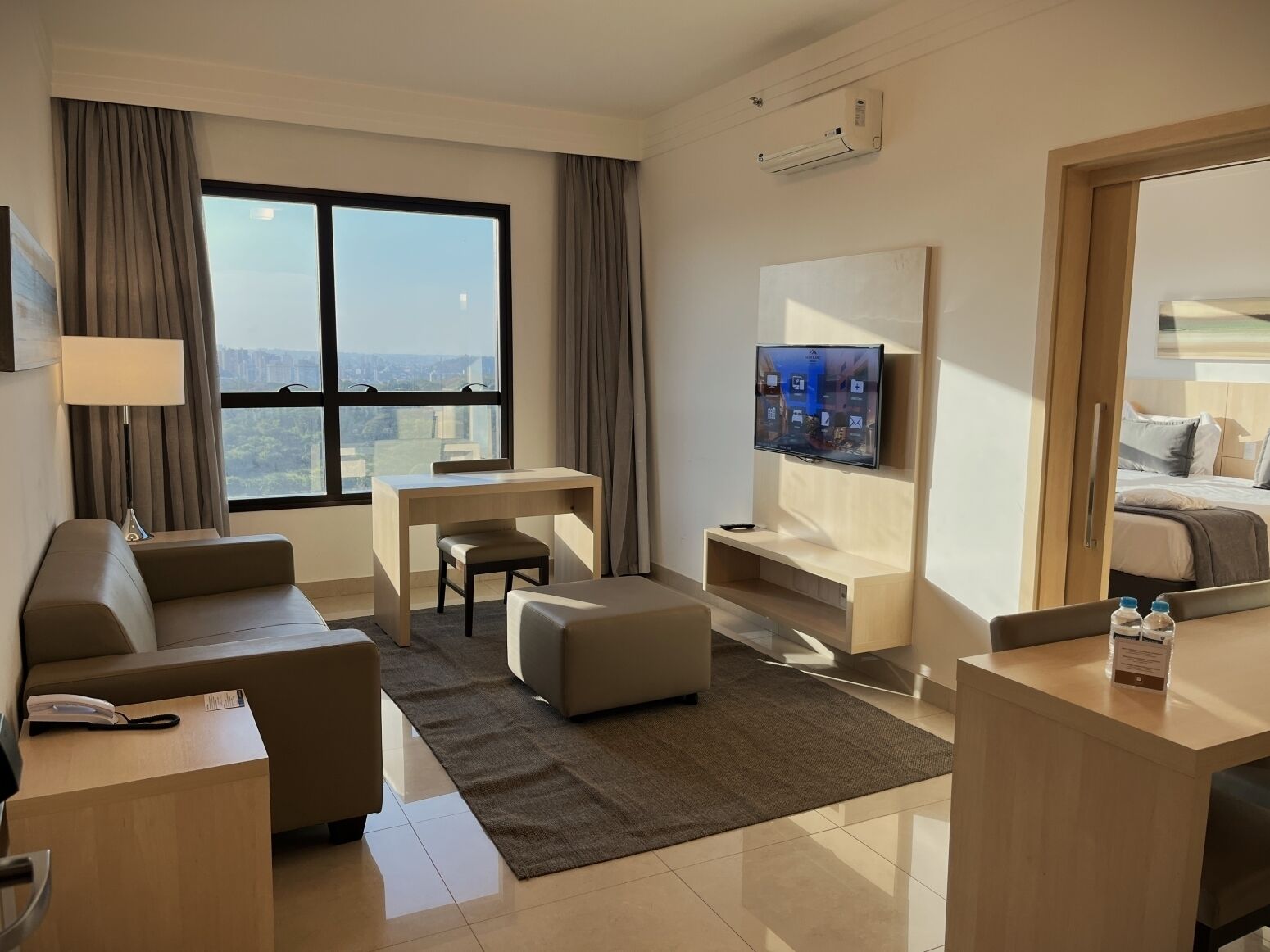 suíte super luxo triplo | living room | 42-inch led tv with digital channels