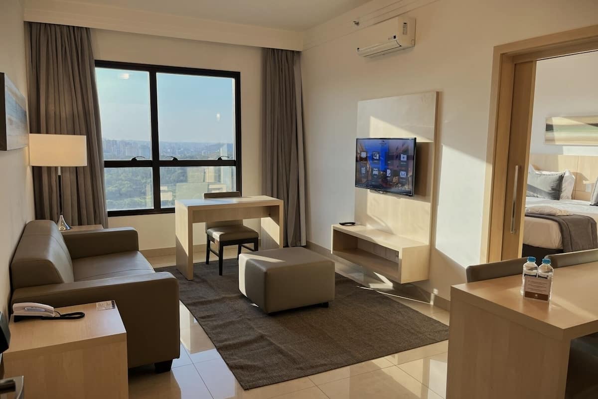 suíte super luxo triplo | living room | 42-inch led tv with digital channels