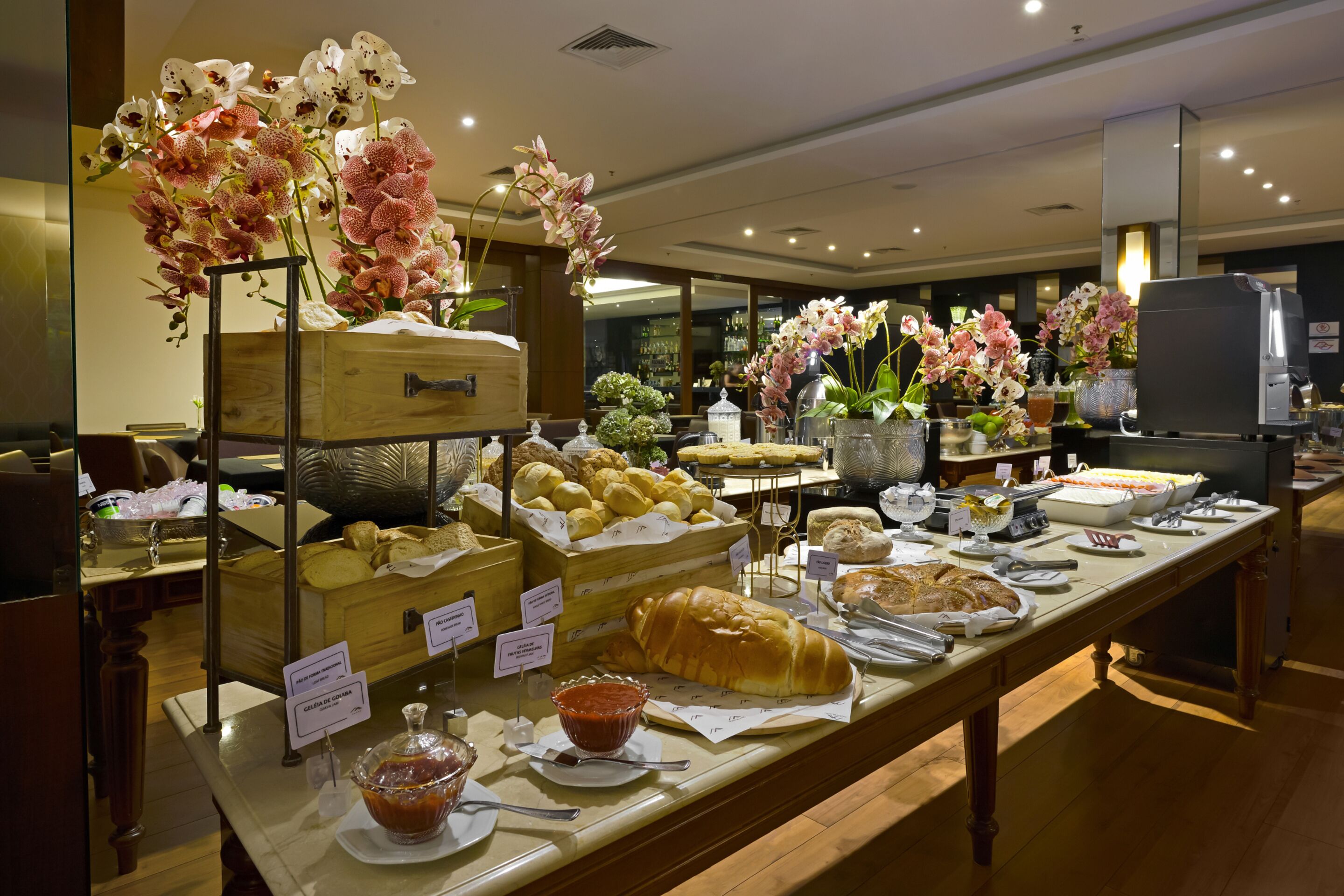 Ein Buffet mit verschiedenen Speisen und dekorativen Blumen.