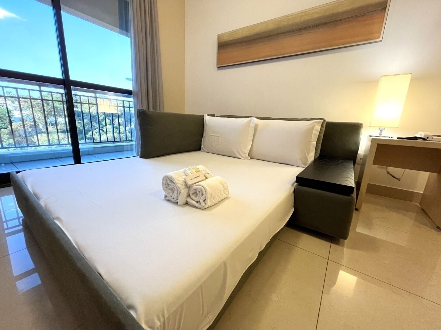 suíte premium família | living area | 42-inch led tv with digital channels