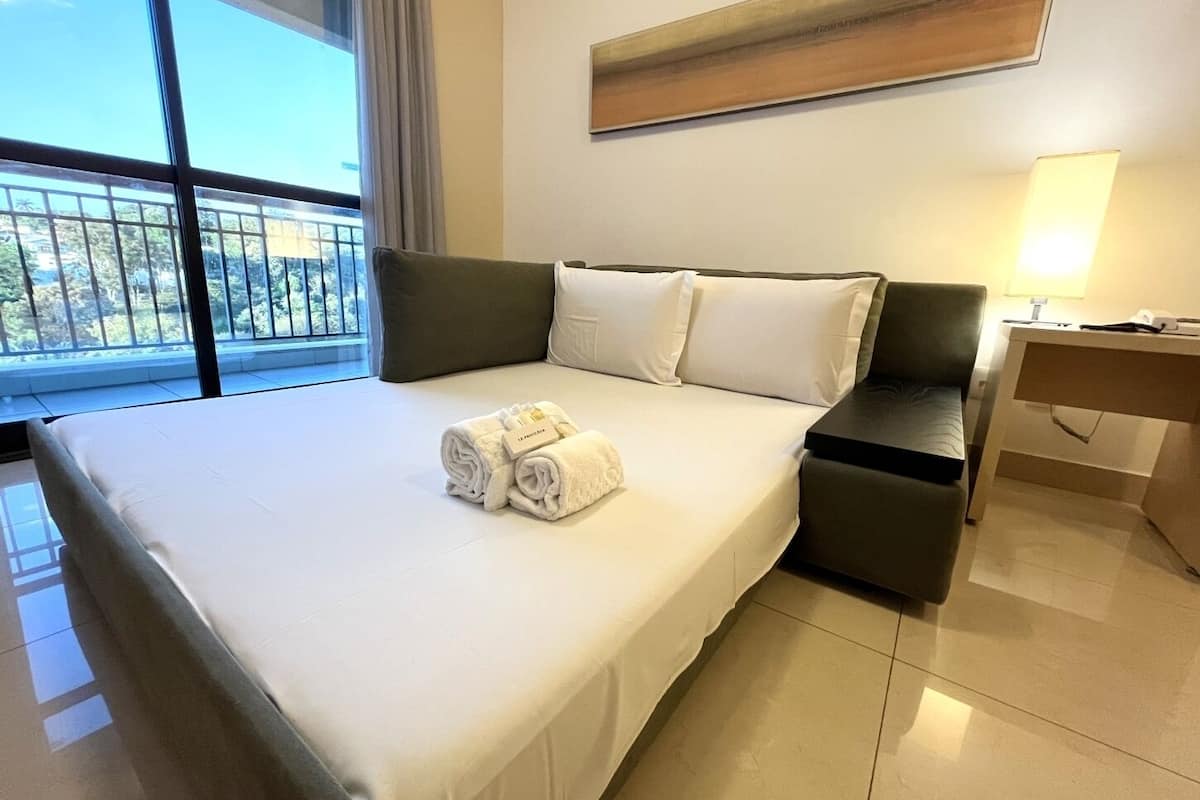 suíte premium família | living area | 42-inch led tv with digital channels