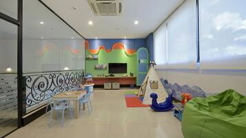 Children can play and rest in this spacious room with a play tent, TV, and dining area.