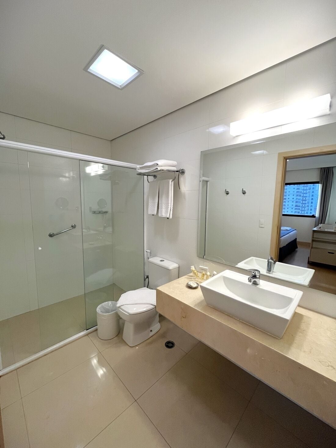 suíte premium bebê | bathroom | free toiletries, hair dryer, bathrobes, towels