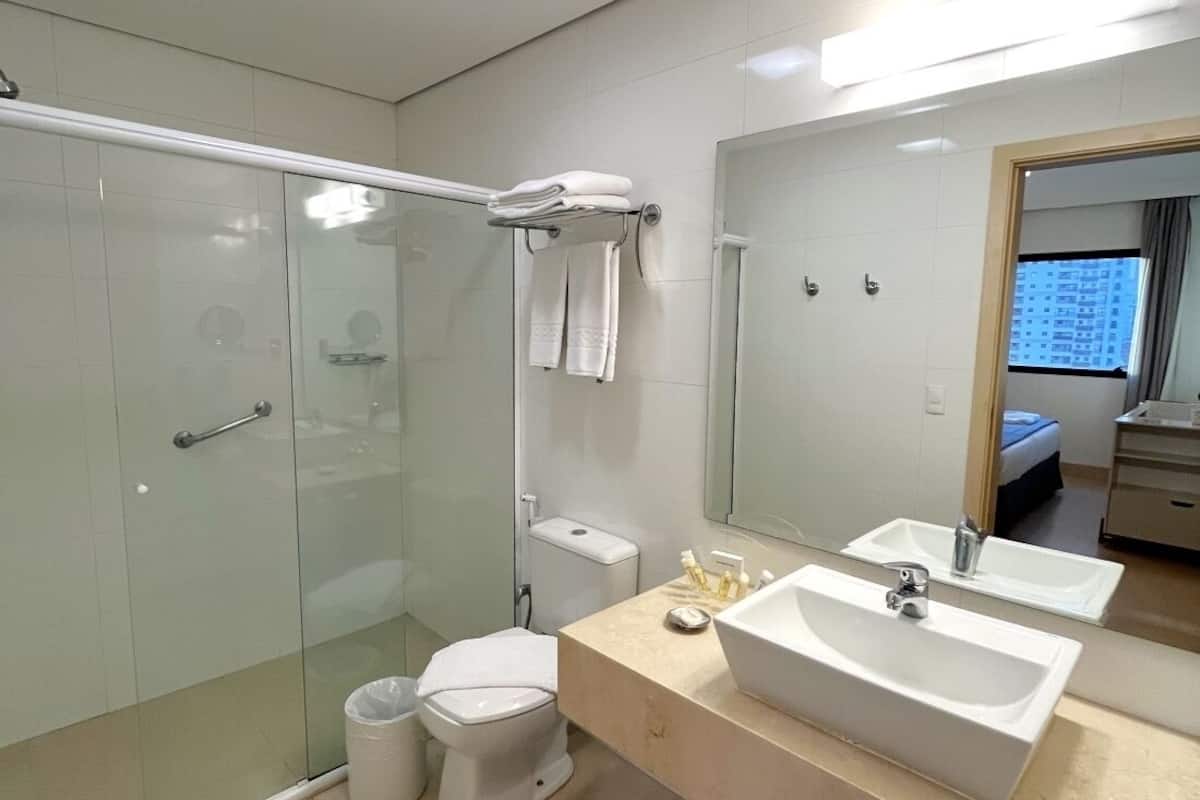 suíte premium bebê | bathroom | free toiletries, hair dryer, bathrobes, towels