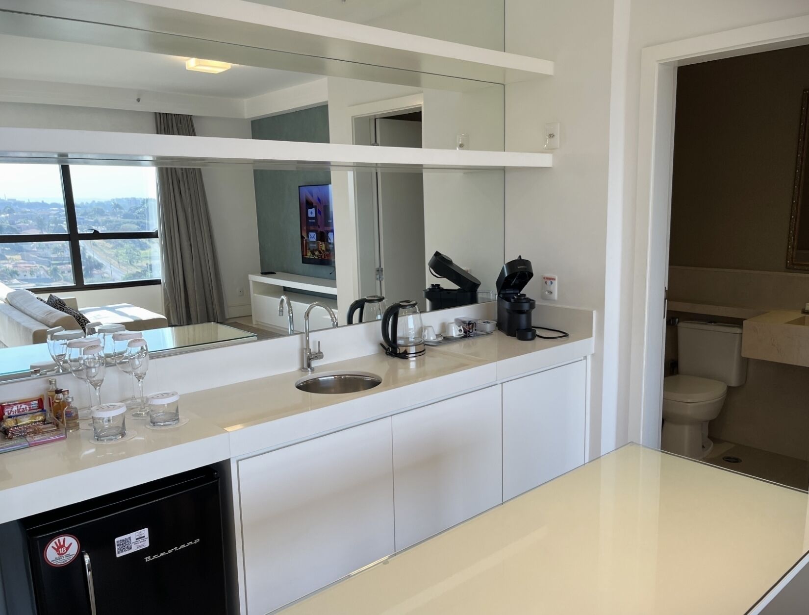 suíte mont blanc premium | living area | 42-inch led tv with digital channels