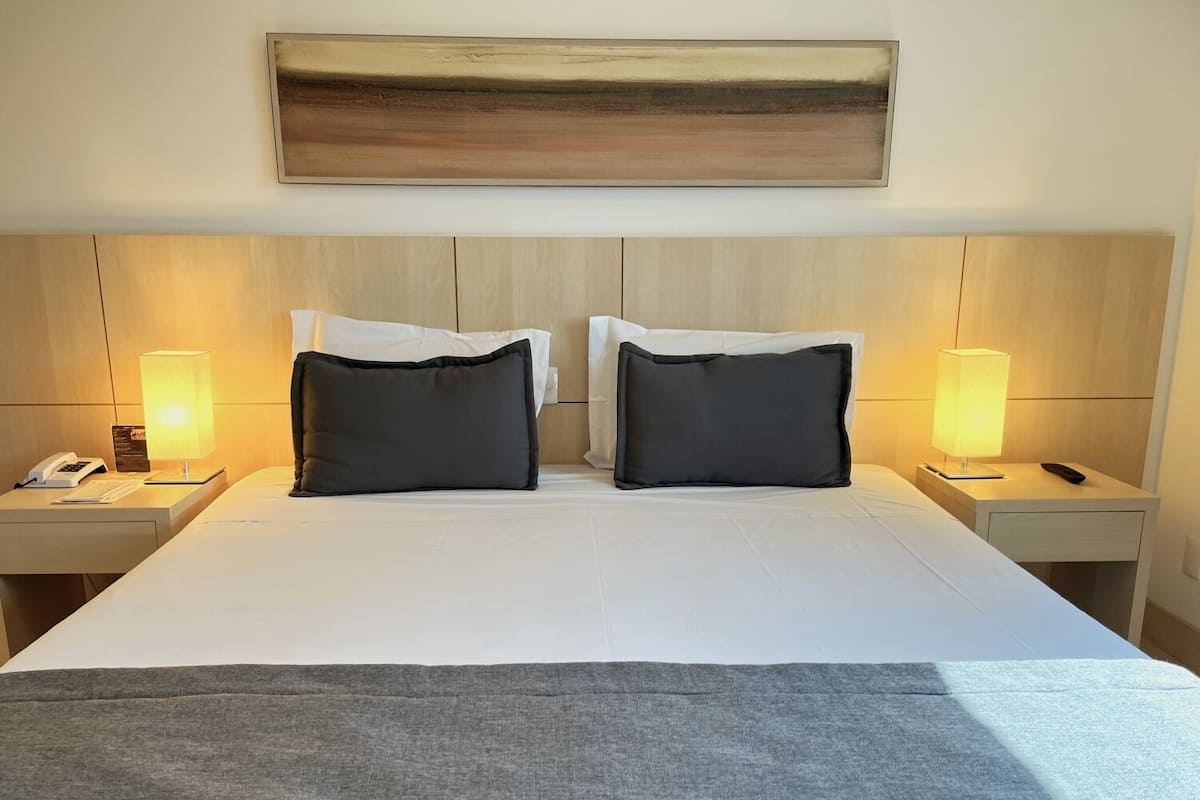1 quarto, roupas de cama premium, frigobar, cofres nos quartos