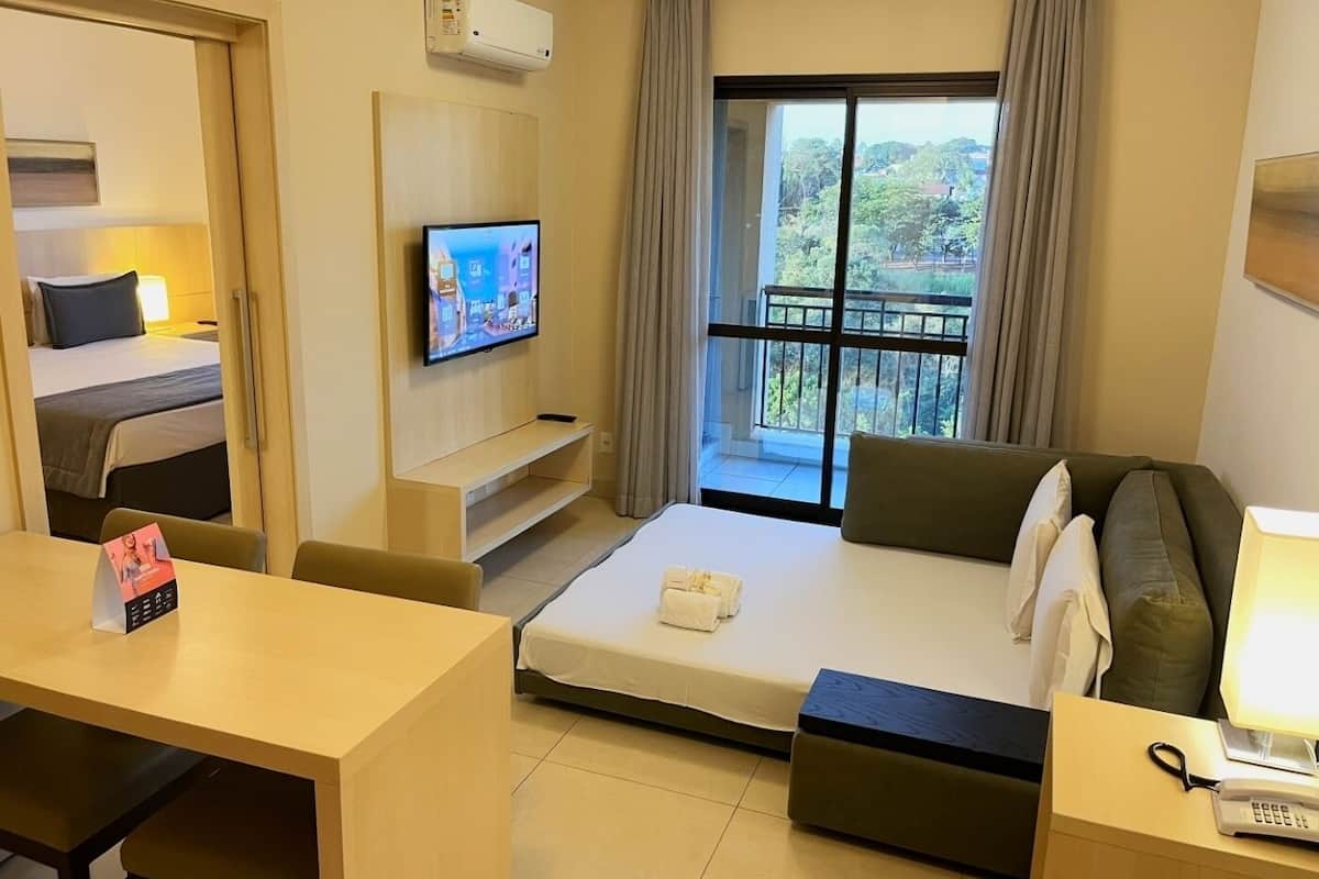 Suíte Premium Família | Área de estar | TV LED 42 polegadas com canais digitais