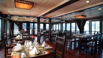 Breakfast, lunch, dinner served; Vietnamese cuisine, ocean views