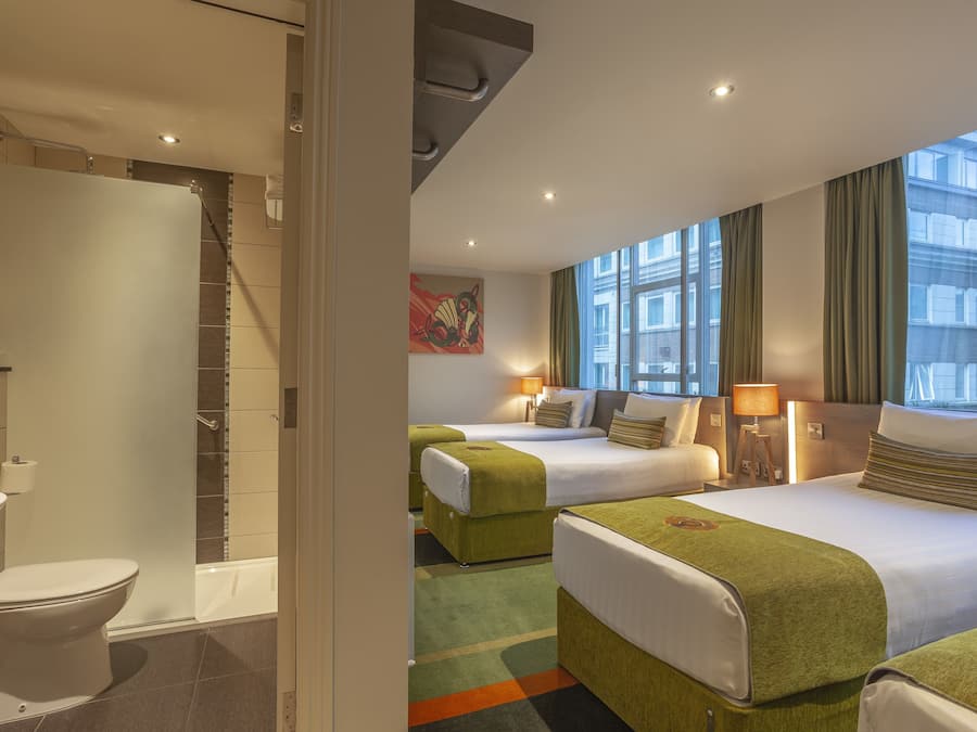 Habitación cuádruple clásica | Minibar, caja fuerte, escritorio y cortinas opacas