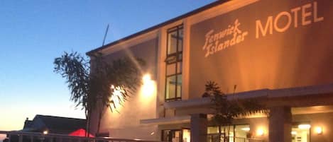 Voorkant accommodatie - avond/nacht