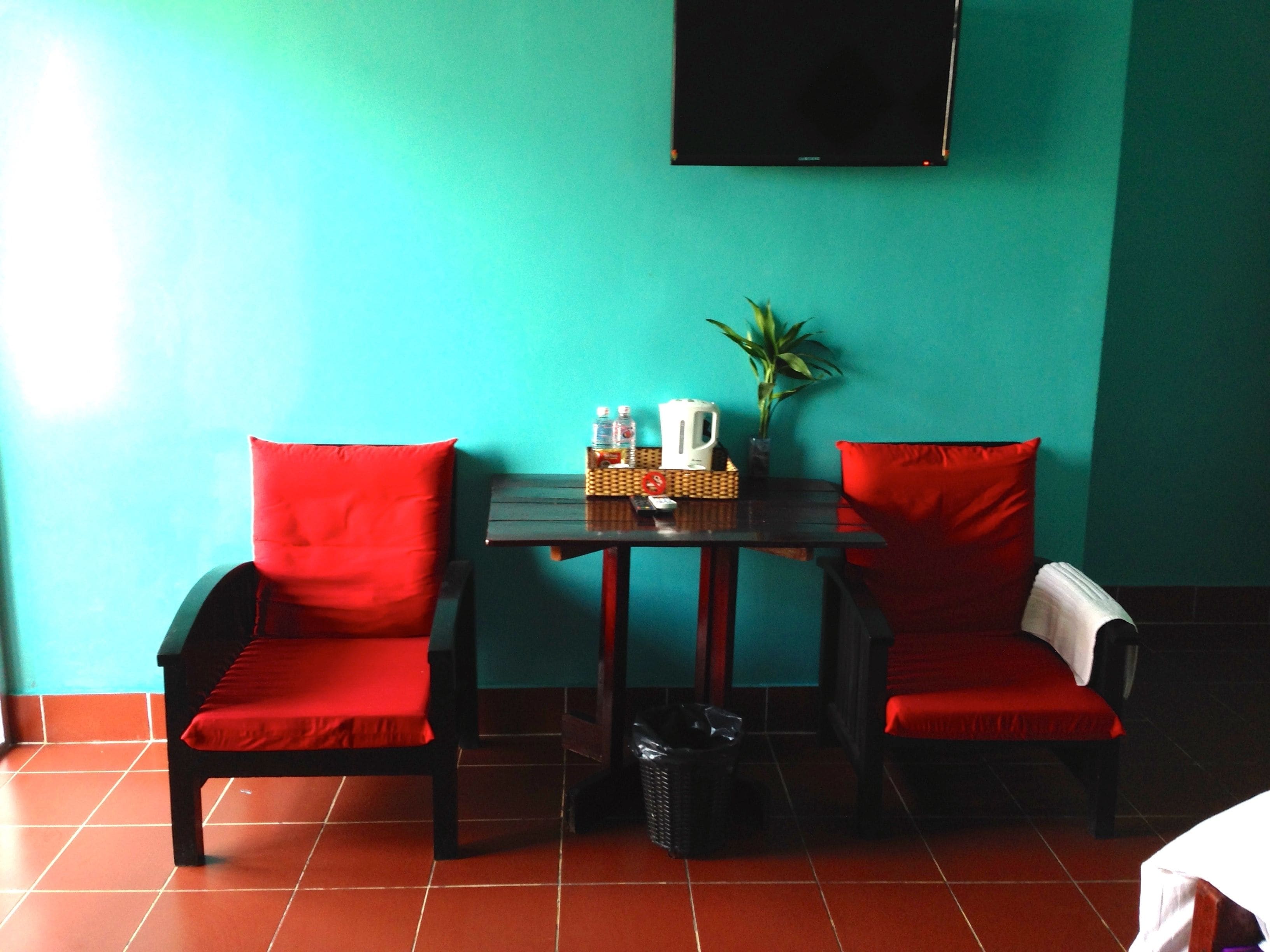 economy 3 | living area | flat-screen tv