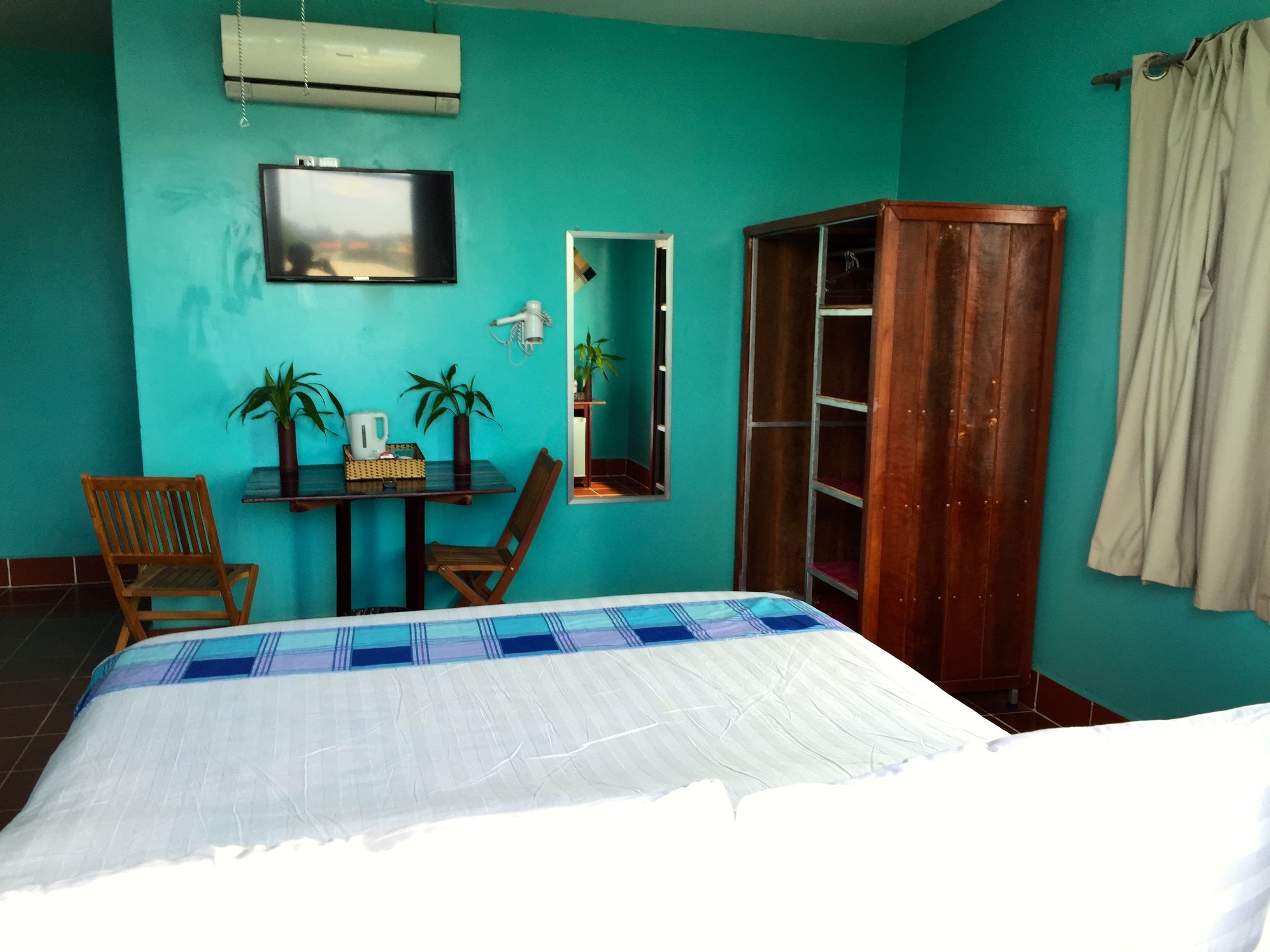 large 1 | living area | flat-screen tv