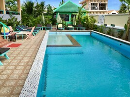 室外游泳池，池畔遮阳伞，日光浴躺椅